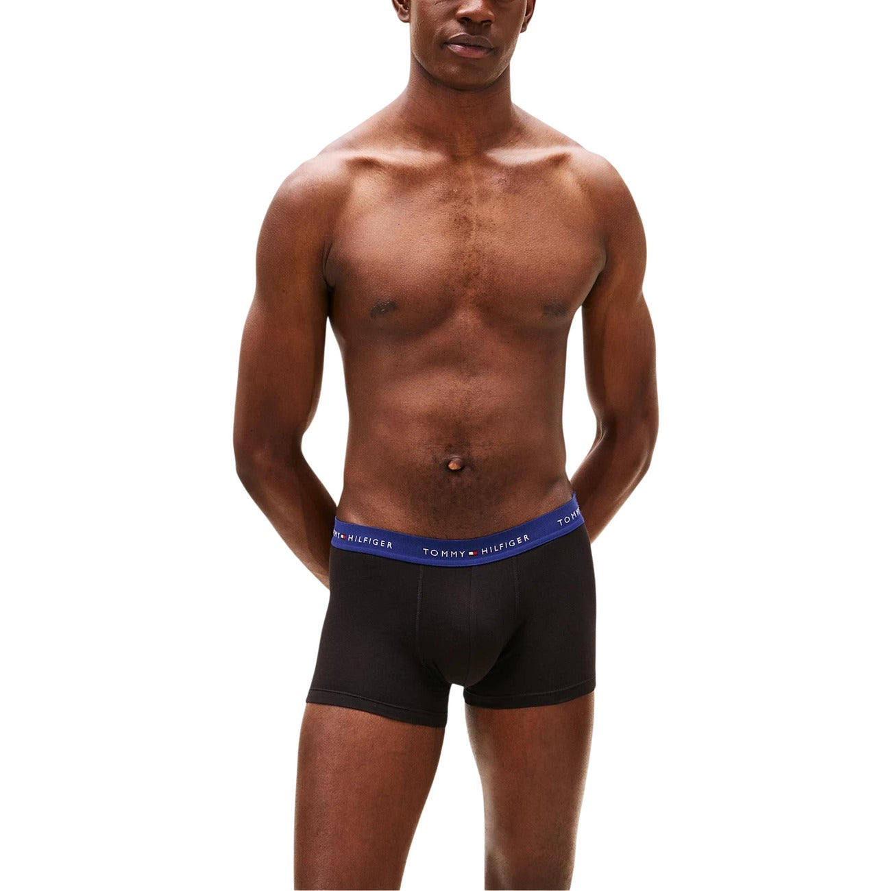 Pack 3 Boxer Trunk Tommy Hilfiger Signature; Nero. 100% Cotone traspirante, proprietà antiumidità, fascia elastica logata. Vestibilità aderente, comfort 4 stagioni, qualità premium. Fascia blu 