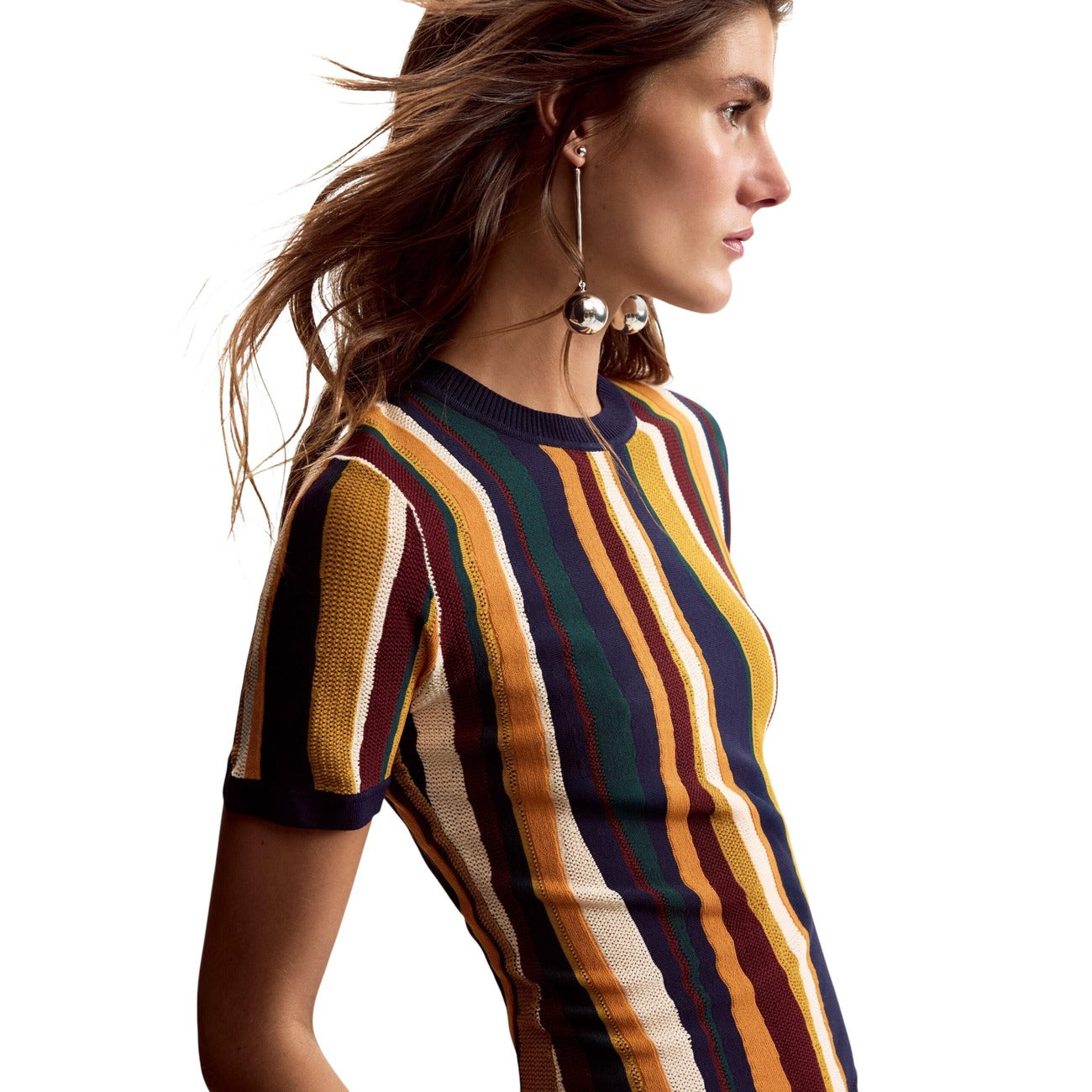 T-shirt a taglio regular, realizzata in jersey e con stampa a righe disegnata da Mr. Christian Lacroix. Maniche corte realizzata con materiali sostenibili. Vista frontale laterale indossata da modella 