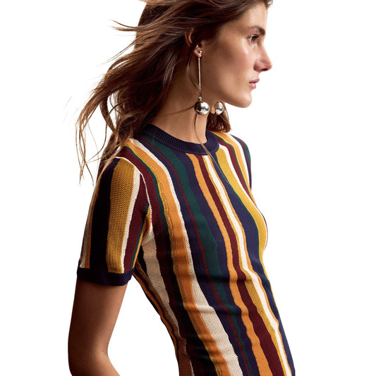 T-shirt a taglio regular, realizzata in jersey e con stampa a righe disegnata da Mr. Christian Lacroix. Maniche corte realizzata con materiali sostenibili. Vista frontale laterale indossata da modella 