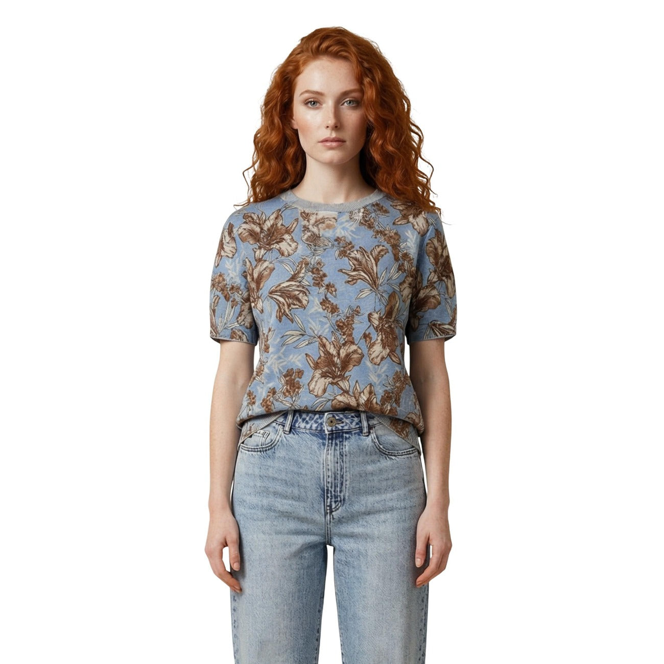 Liu Jo Maglia Floreale WA6422; viscosa pregiata, maniche corte, motivo a fiori in rilievo. Capo versatile per look primavera-estate raffinati. Vista frontale 