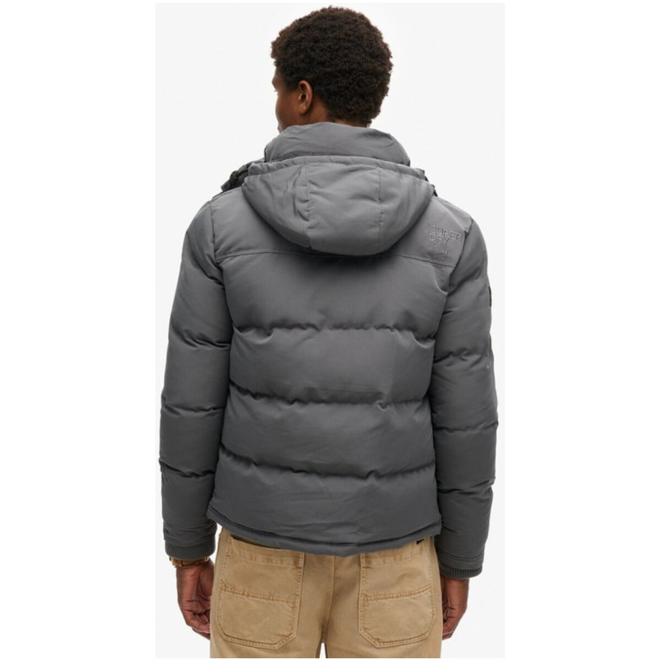 Superdry Everest Short Puffer; 100% materiali riciclati, trattamento idrorepellente, cappuccio imbottito. Calore estremo e vestibilità perfetta per l'inverno. Vista posteriore colore grigio 