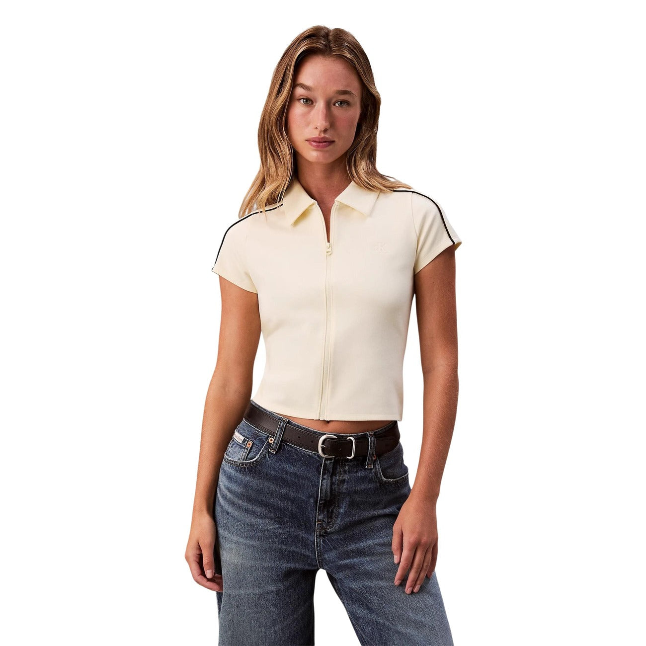 Polo Corta Calvin Klein; Maglia Tecnica. Vestibilità Slim, chiusura con zip, dettaglio monogramma. Tessuto elasticizzato e traspirante. Design d'autore essenziale e moderno. Vista frontale 