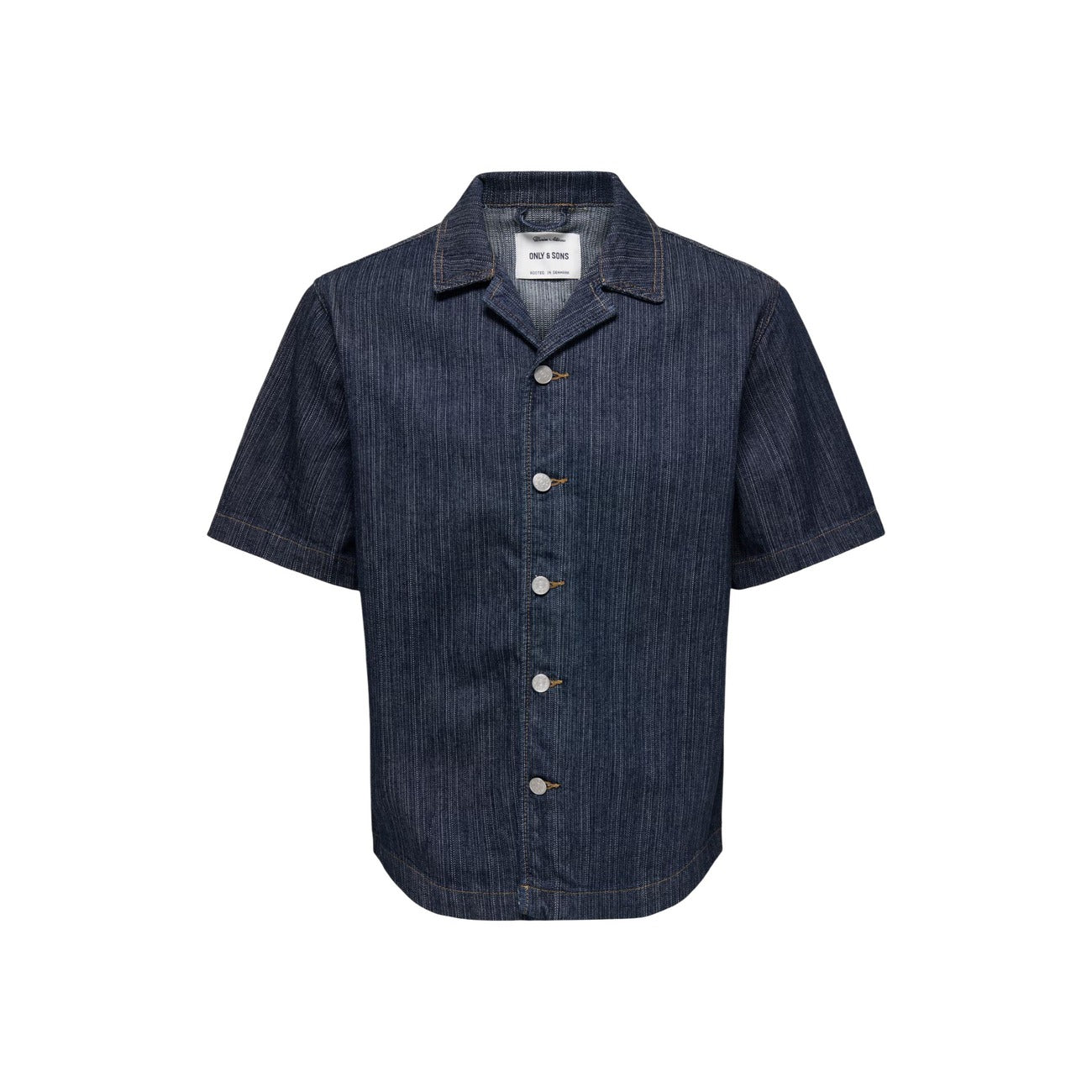 Camicia Manica Corta Only & Sons; Blu Effetto Denim. 100% Cotone leggero, Relaxed Fit, chiusura a bottoni. Cuciture a contrasto, stile casual contemporaneo, traspirabilità superiore. Vista frontale stesa 