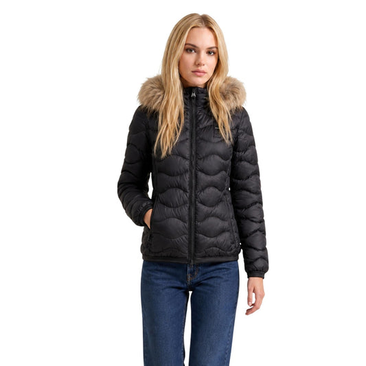 Piumino donna Blauer nero ecopelliccia Aldie 26WBLDC03034. Giubbotto corto da donna nero slim fit trapuntato a onde con cappuccio in pelliccia sintetica, zip doppio cursore e logo Blauer sulla manica, giacca invernale calda casual chic.