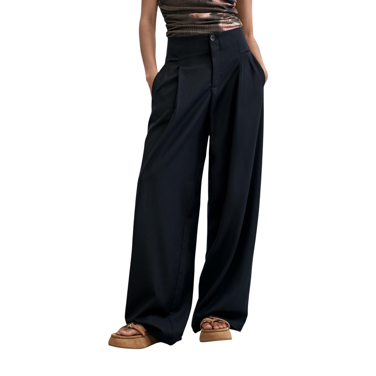 Pantaloni Desigual donna blu navy modello PANT_LUCIA. Pantalone lungo ed elegante a gamba larga in tessuto misto con lana e poliestere riciclato, caratterizzato da pinces sul davanti, tasche e stile casual-chic classico.