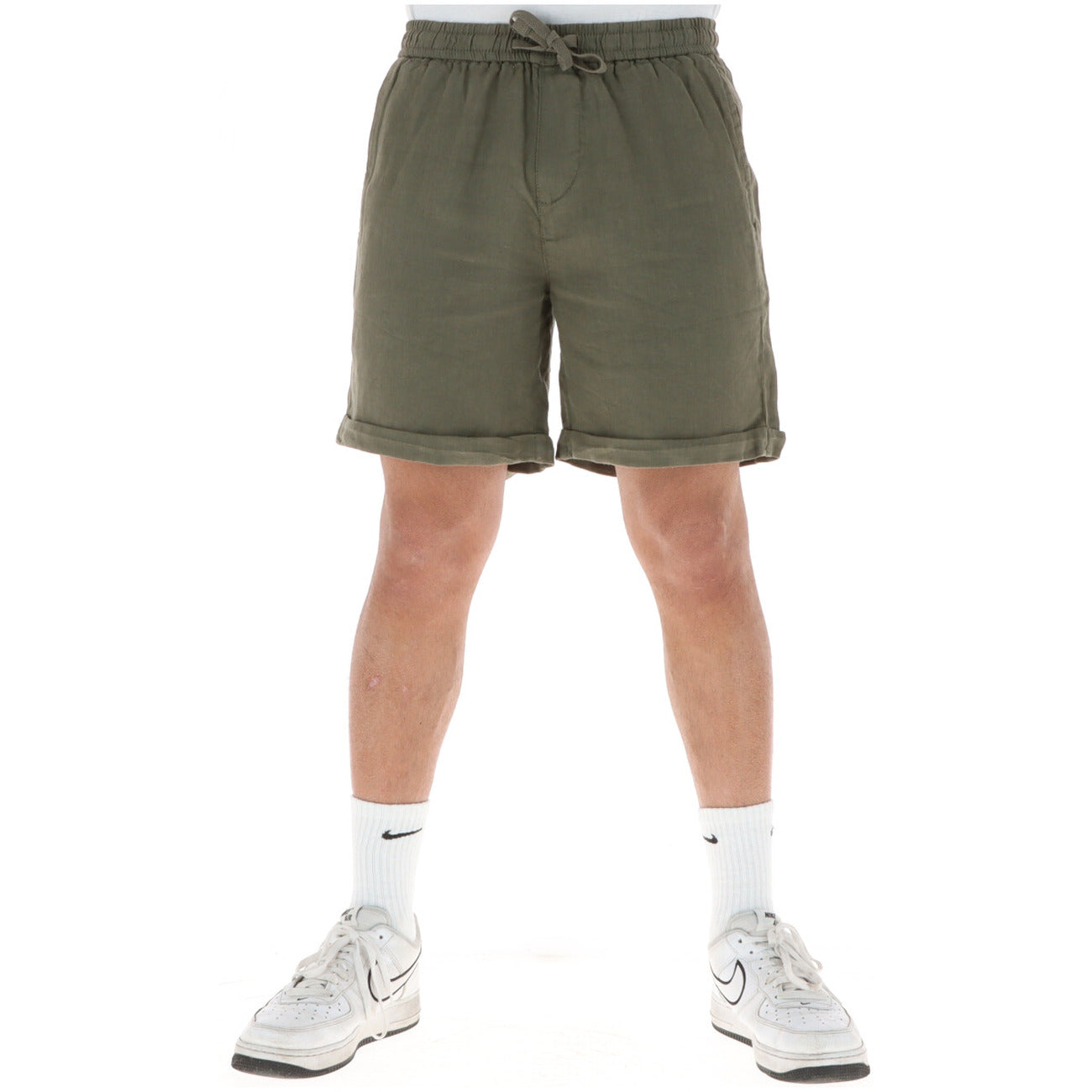 Bermuda Lyle & Scott 100% Lino; Vita elastica con coulisse, risvolto sul fondo, tasche anteriori e posteriori. Tessuto naturale traspirante, stile casual-raffinato. Verde. Vista frontale 