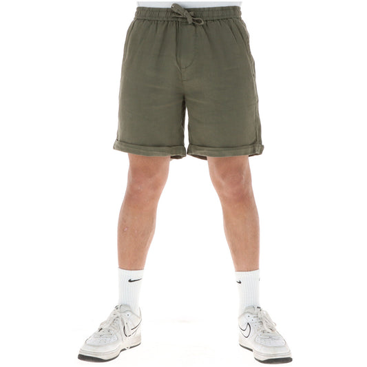 Bermuda Lyle & Scott 100% Lino; Vita elastica con coulisse, risvolto sul fondo, tasche anteriori e posteriori. Tessuto naturale traspirante, stile casual-raffinato. Verde. Vista frontale 