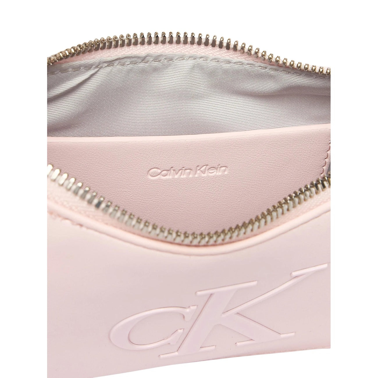 Borsa Mini Tracolla Calvin Klein; 100% Poliuretano Rosa. Logo in rilievo, chiusura con cerniera, design extra-slim. 21x12,5x2 cm. Accessorio casual raffinato per tutte le stagioni. Cerniera aperta dettaglio 