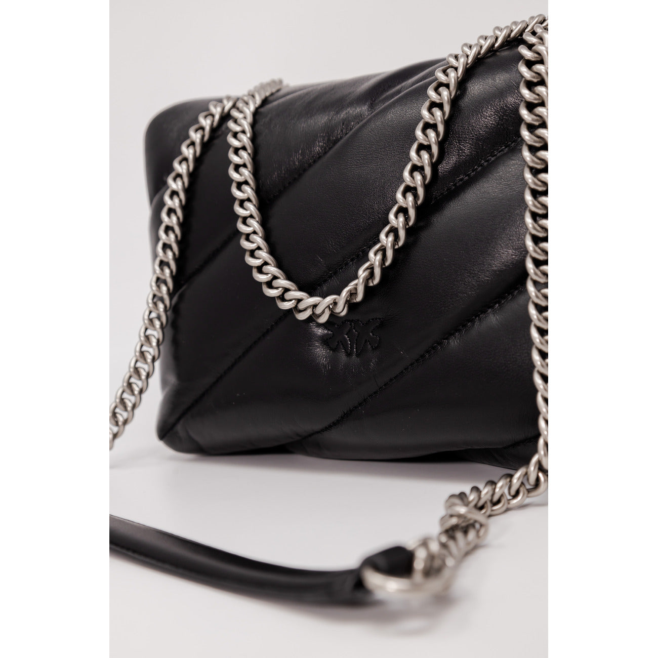 Borsa Pinko Love Bag Puff; 100% Pelle (nappa). Maxi trapuntatura, fibbia Love Birds Diamond Cut, tracolla catena e pelle. Interno con scomparti. Design iconico nero, stile intramontabile.