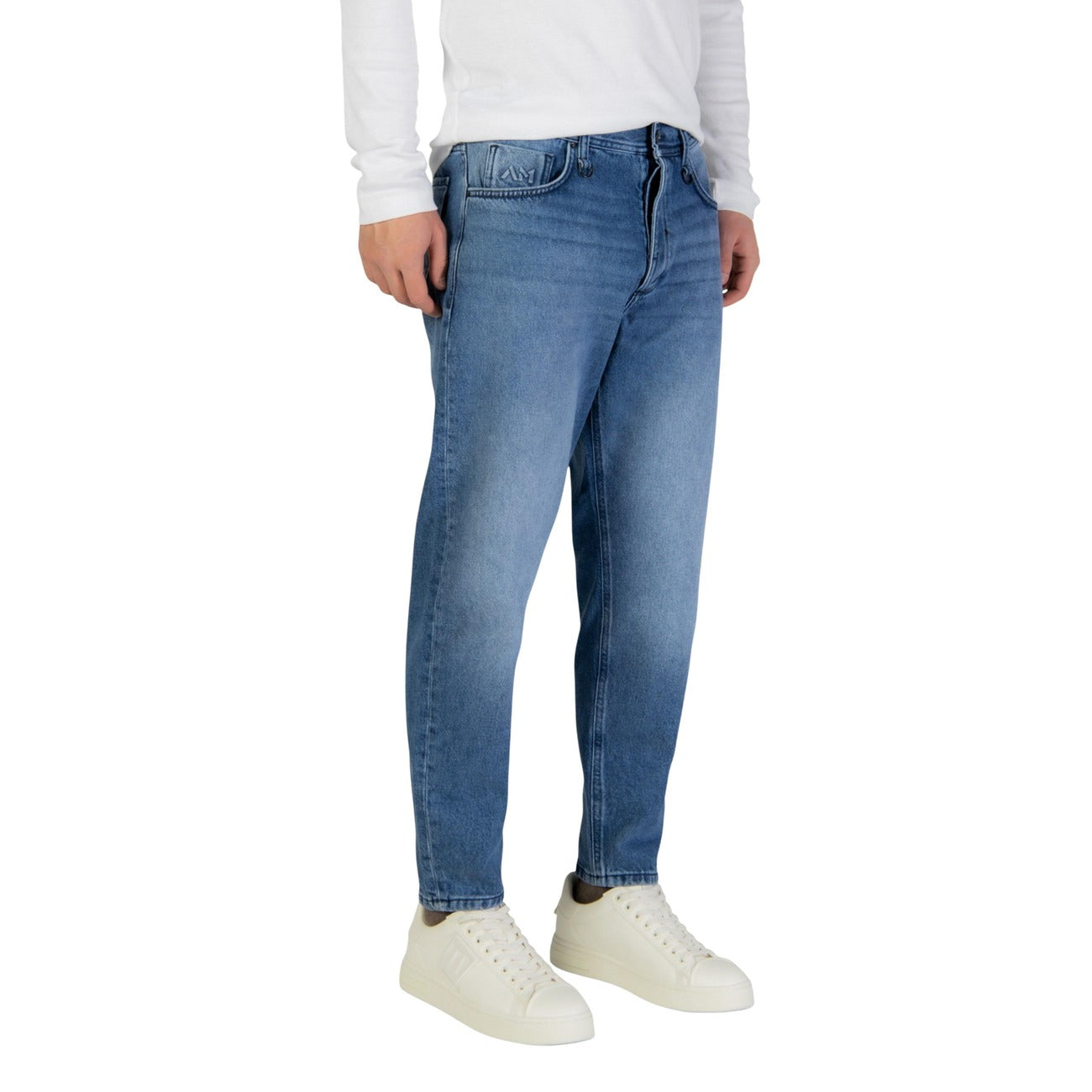 Jeans Baggy Antony Morato; Blu. 100% Cotone. Taglio corto alla caviglia, vestibilità ampia, stile 5 tasche. Denim versatile 4 stagioni, look urban-chic. Laterale 