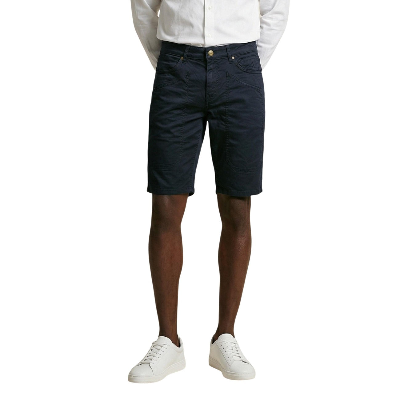 Bermuda Jeckerson Jayden Slim; 98% Cotone, 2% Elastam. Modello 5 tasche con toppe iconiche, tessuto stretch leggero. Short uomo raffinati e confortevoli, Made in Italy. Colore blu scuro. Vista frontale 