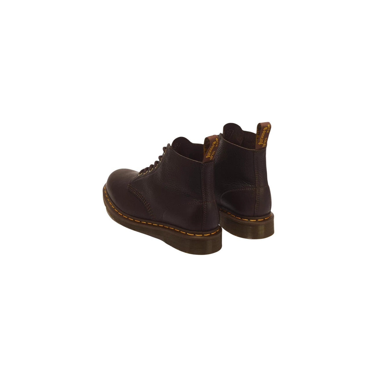 Stivaletti stringati Dr Martens 101 UB pelle Ambassador. Anfibi corti a 6 fori in morbida pelle martellata dall'aspetto vissuto, occhielli metallici, suola AirWair e iconiche impunture gialle a vista.