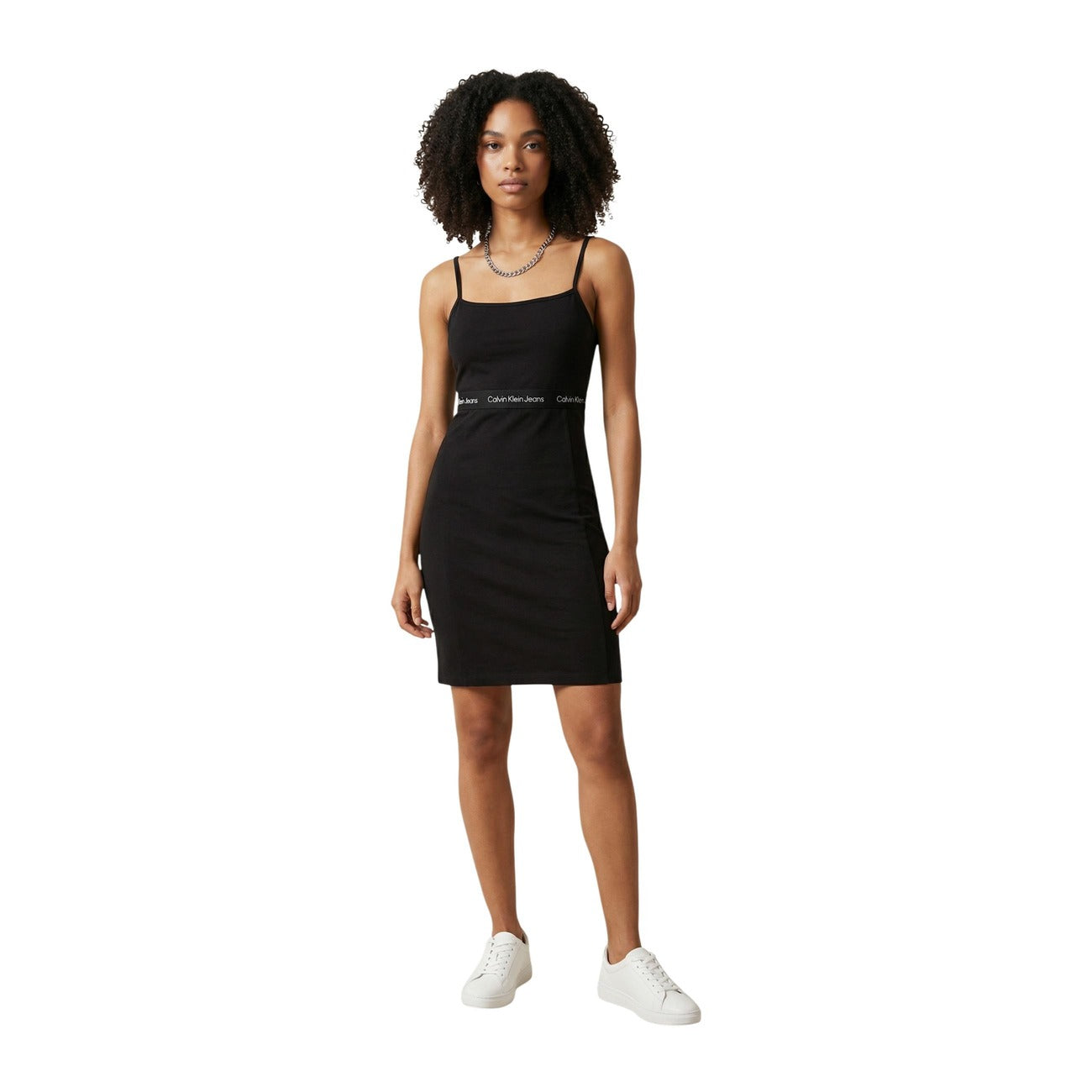 Calvin Klein Jeans Abito nero di maglina midi LOGO TAPE STRAPPY DRESS Donna indossato da modella vista frontale Figura intera 