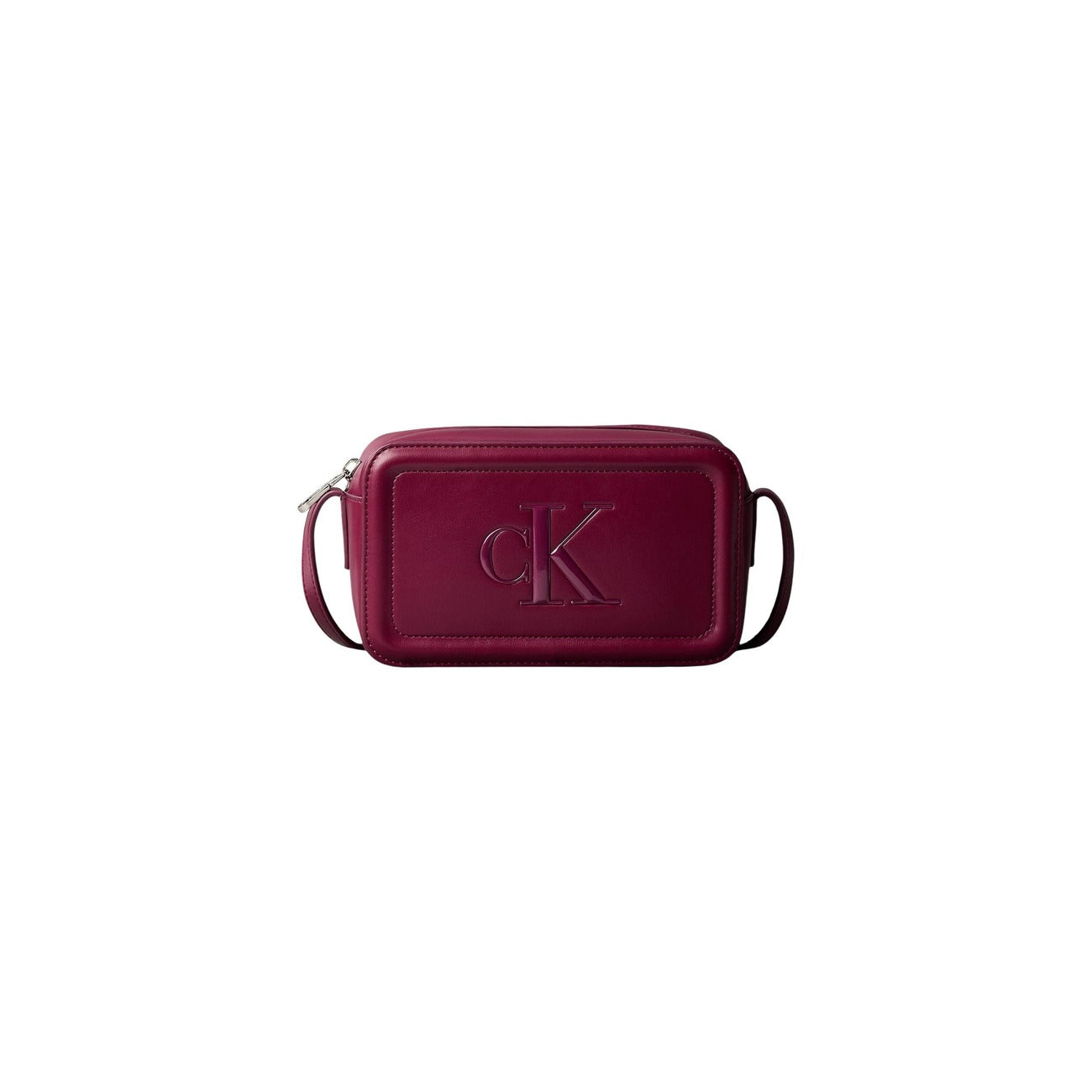 Calvin Klein Camera Bag Bold CK; borsa piccola nera in ecopelle bordeaux con logo monogramma 3D. Pratica chiusura a cerniera e tracolla adattabile per un look urban sofisticato. Vista frontale 