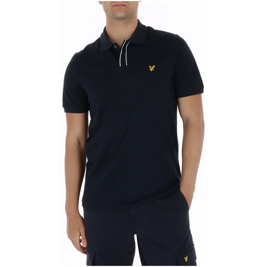 Polo Lyle & Scott SP2409V; 97% Cotone, 3% Elastan. Colore blu, abbottonatura a contrasto, fit regolare. Maglia uomo elastica e traspirante con logo ricamato per la PE26. Vista frontale 
