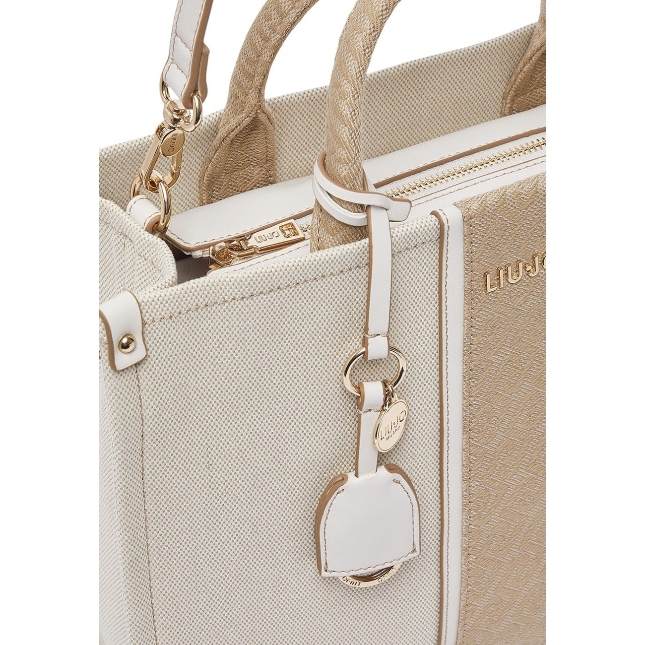 Borsa Liu-Jo M TOTE in cotone; dettagli monogram in rilievo, finiture dorate, manici intrecciati. Ampia, versatile e chic. Dettaglio ciondolo 