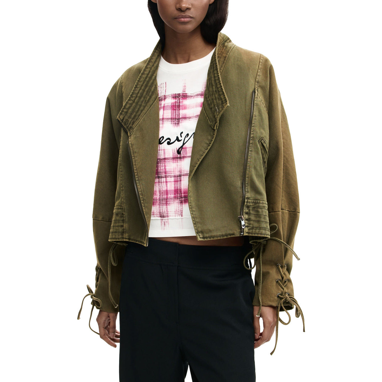 Giacca asimmetrica 100% cotone di colore verde militare, con chiusura a zip frontale e cordoncini regolabili sul fondo e sulle maniche.