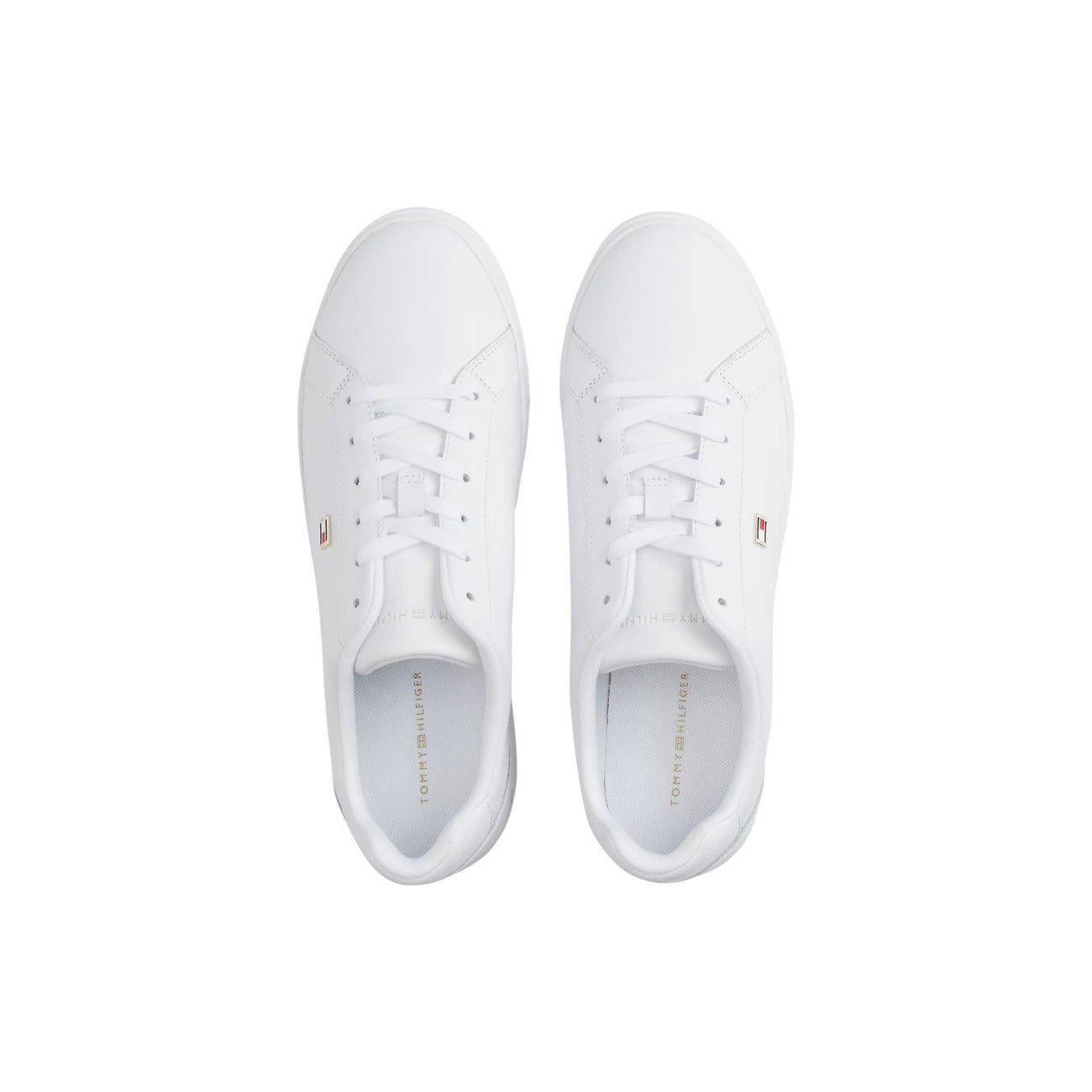 Sneakers Platform Donna Bianche Tommy Hilfiger; Tomaia 100% pelle zigrinata con bordi tono su tono e interno in poliestere. Suola alta in gomma vulcanizzata con bandierina iconica smaltata laterale, stile casual 4 stagioni. Vista dall’alto 