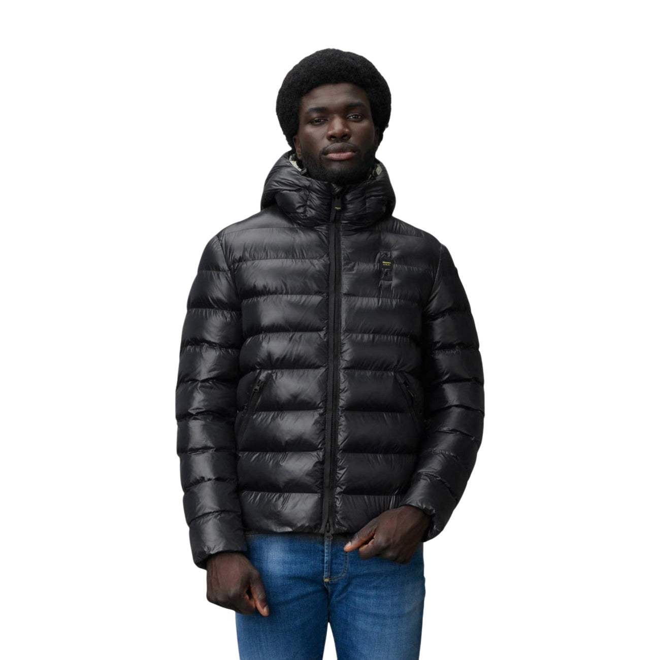 Piumino uomo Blauer nero Adams 26WBLUC02054. Giubbotto corto da uomo nero trapuntato con cappuccio fisso, chiusura zip, tasche laterali e logo Blauer su petto e manica, giacca invernale calda e casual.