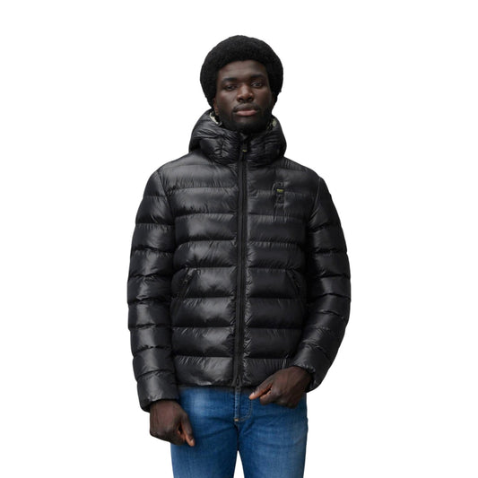 Piumino uomo Blauer nero Adams 26WBLUC02054. Giubbotto corto da uomo nero trapuntato con cappuccio fisso, chiusura zip, tasche laterali e logo Blauer su petto e manica, giacca invernale calda e casual.