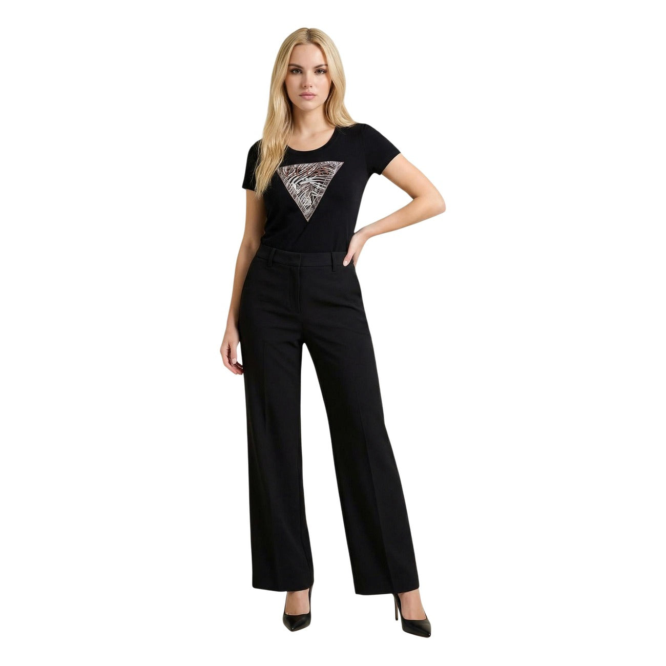 T-shirt Guess Nera Logo Zebra; 95% Cotone, 5% Elastam. Modello slim fit, maniche corte, scollo tondo. Logo a triangolo con stampa zebrata, tessuto leggero e flessibile. Figura intera frontale 