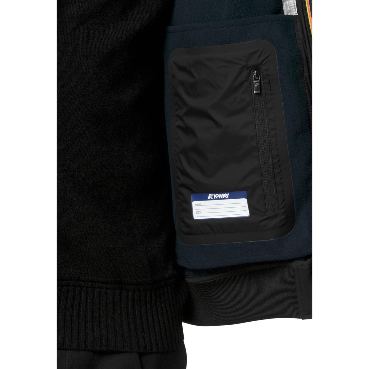 Giambotto impermeabile uomo K-Way Joachim K3135KW. Giacca corta softshell antivento e idrorepellente con interno in micro polar fleece, cappuccio con coulisse, tasche con zip e polsini a coste, abbigliamento uomo autunno inverno.