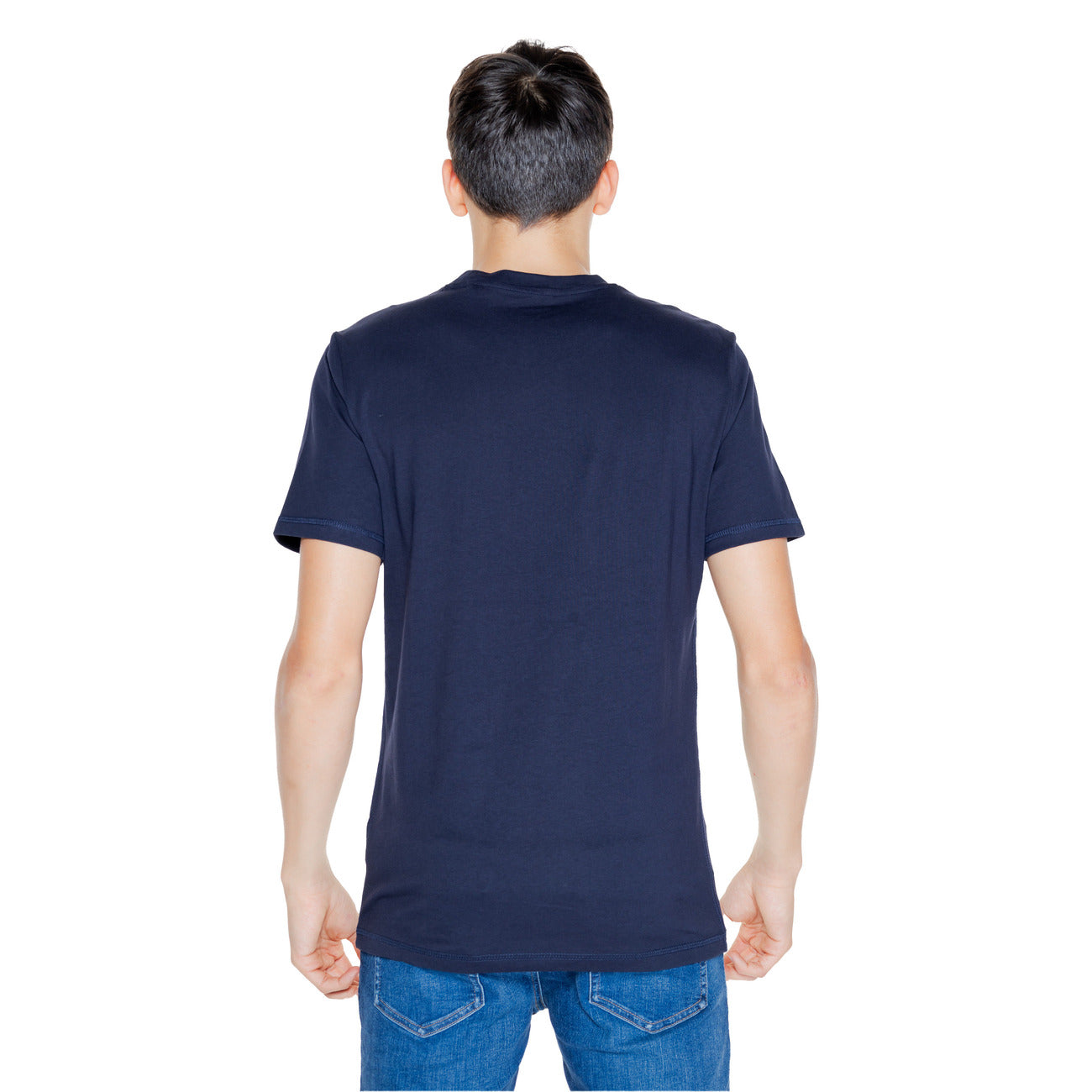 Scopri lo stile con la T-shirt blu scuro in cotone. Un girocollo accentua la silhouette slim fit, mentre il tessuto in jersey assicura un comfort imbattibile. Un piccolo logo frontale dona un tocco di classe. Perfetta per un look casual nei weekend. Vista posteriore retro 