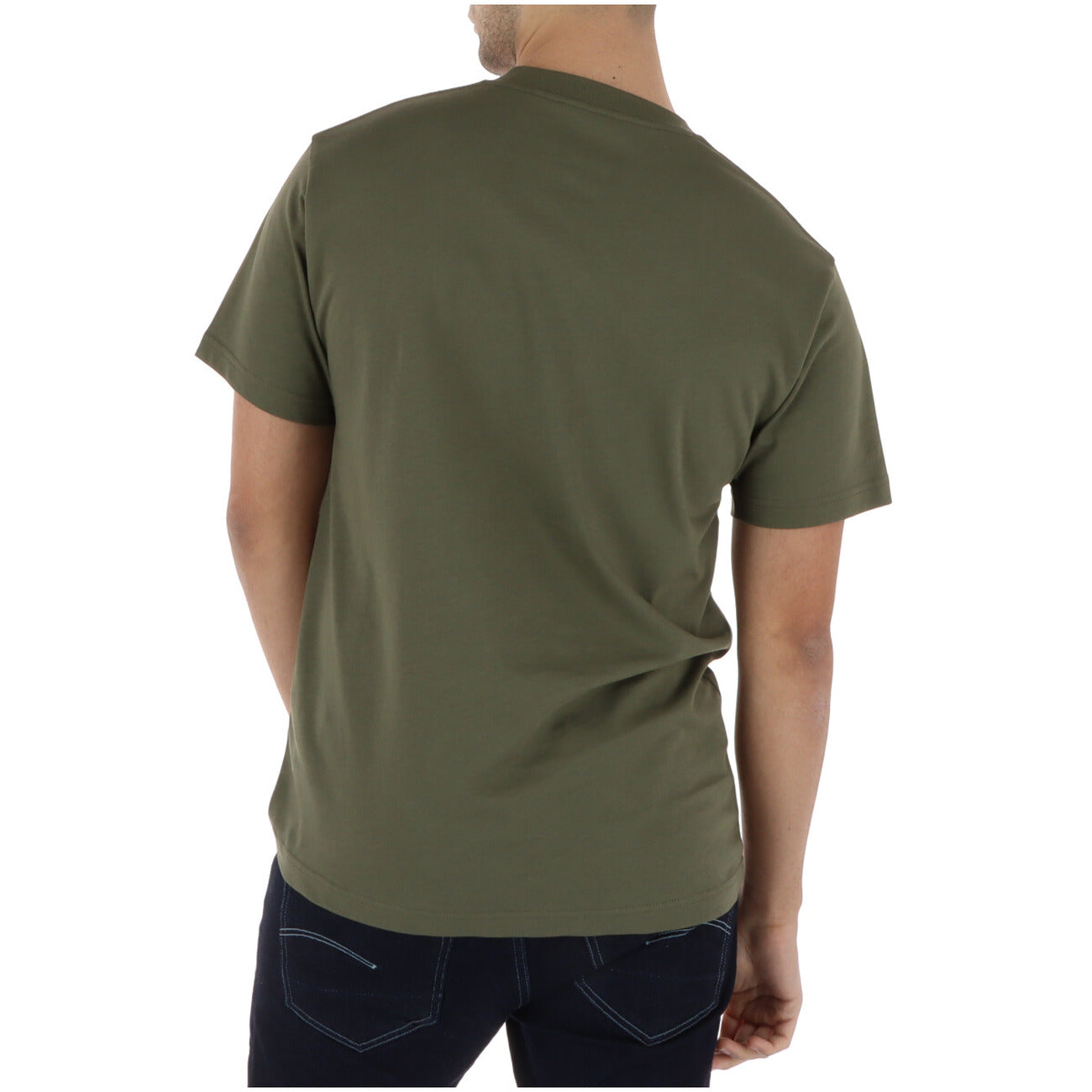 Vans Left Chest Tee; regular fit, taglio lungo, 100% cotone. La t-shirt bianca iconica ed essenziale per lo stile quotidiano. Colore verde. Vista posteriore 