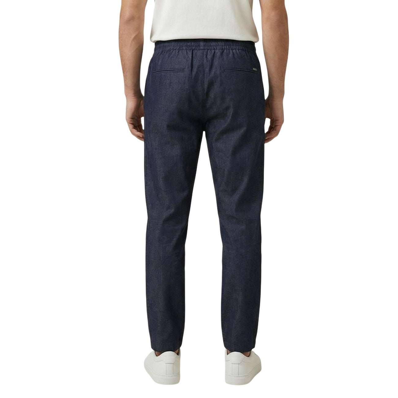 Gianni Lupo Pantaloni Regular blu scuro GN21823; 100% Lyocell traspirante, vita con coulisse e dettagli minimal. Freschezza e comfort superiore per la primavera-estate. Vista posteriore 