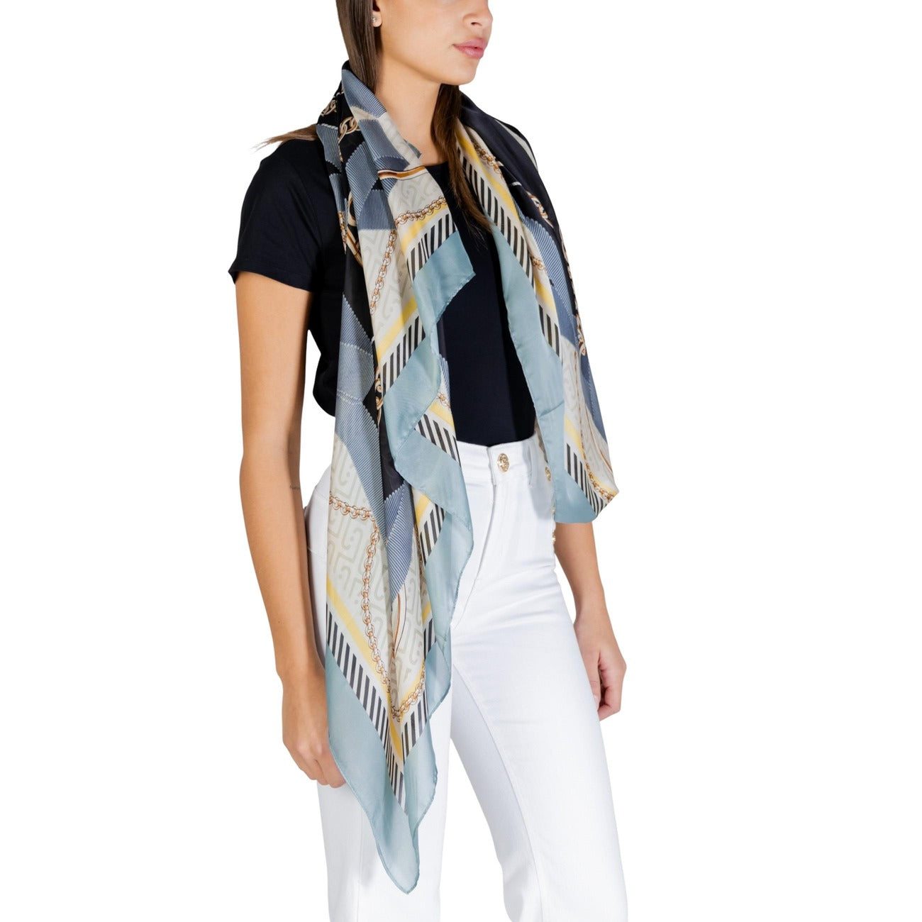 Foulard Liu Jo 120x120; Poliestere Riciclato. Stampa nastri e catene, leggero e versatile. Accessorio donna ecosostenibile ed elegante, perfetto per molteplici styling. Indossato da modella vista frontale laterale 
