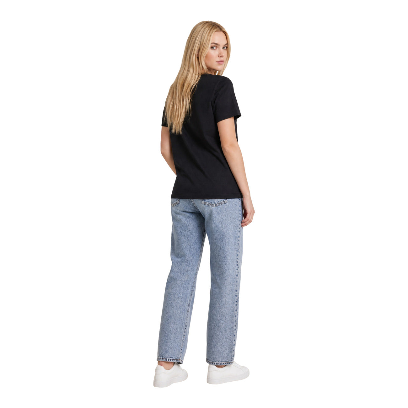 T-shirt Donna Nera Calvin Klein Jeans; 100% Cotone. Taglio classico regolare, maniche corte e scollo tondo. Stampa frontale con raffinata grafia logo a contrasto, tessuto leggero stile casual-urban. Vista posteriore intera 