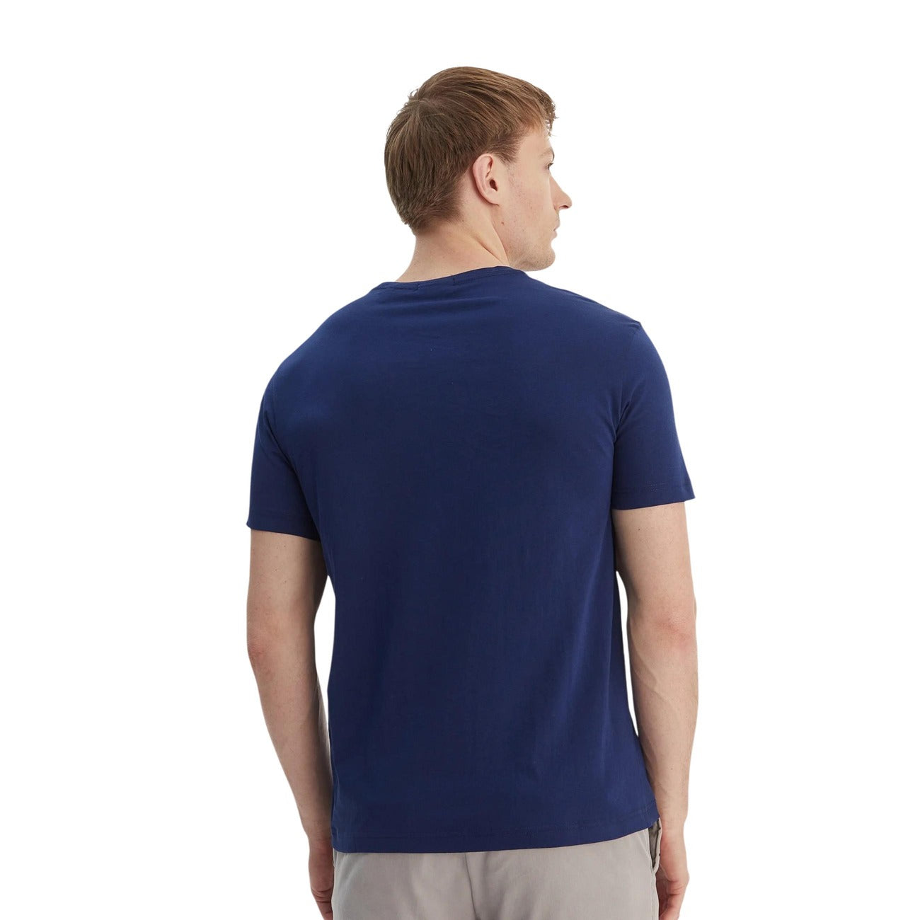 T-shirt uomo GANT; 100% cotone, regular fit, logo Shield ricamato sul petto. Comfort e stile intramontabile. Colore blu. Vista posteriore 