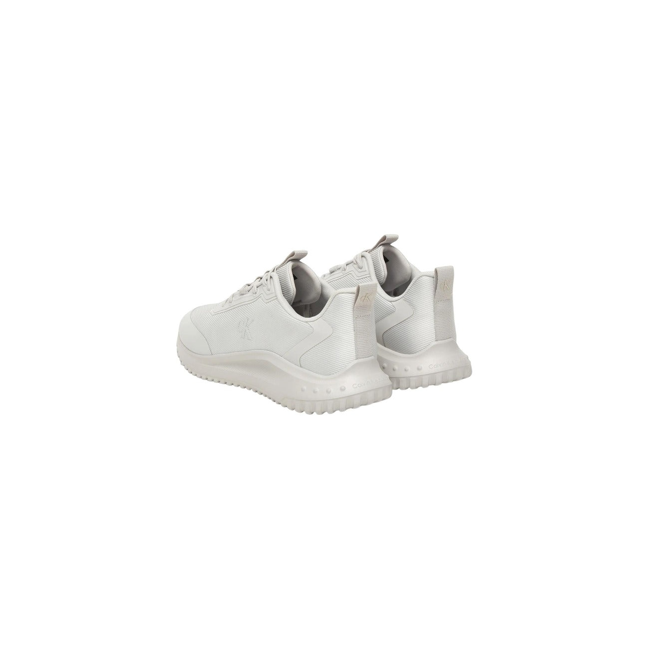 Sneakers Calvin Klein Mesh; Bianco. Tomaia in rete tecnica, finiture termosaldate, suola in EVA ultraleggera. Calzata a calzino, traspiranti e performanti, collezione Primavera/Estate. Vista posteriore 