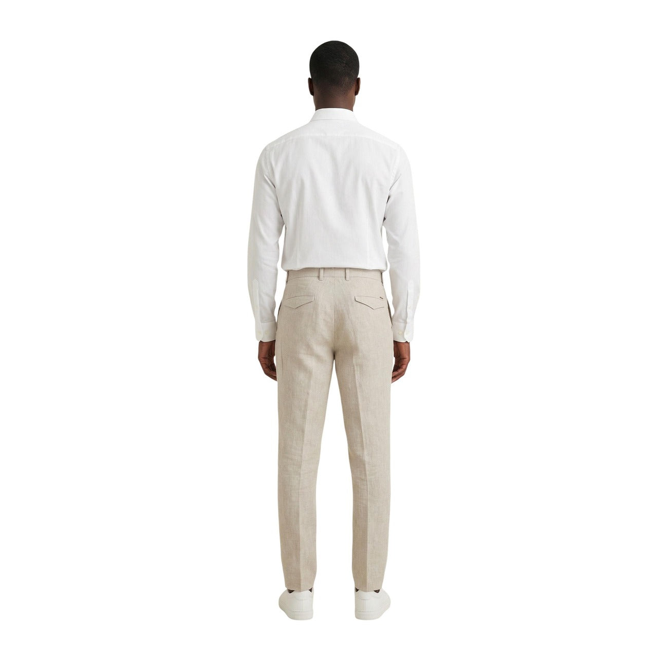 Pantaloni Regular Comfort Gianni Lupo; 100% Puro Lino. Colore Beige, vestibilità rilassata, freschezza naturale superiore. Il classico estivo indispensabile per un guardaroba di classe. Intera posteriore 