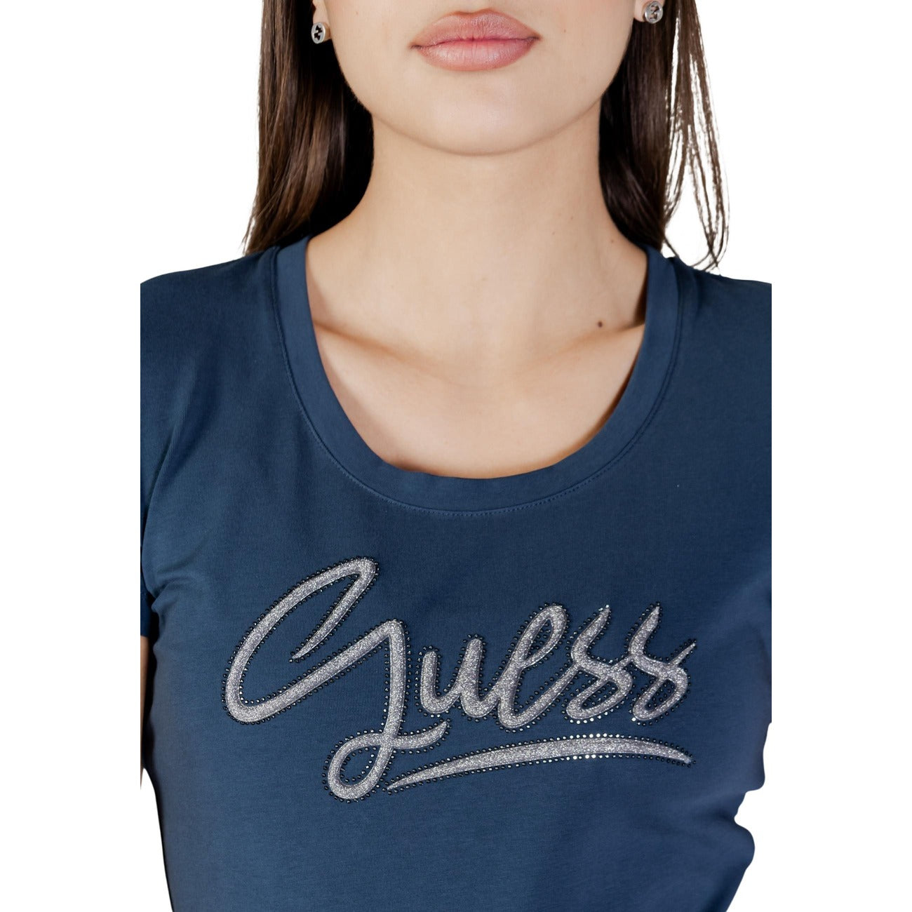 T-shirt blu a maniche corte da donna Guess SS CN GUESS SCRIPT TEE W6RI24 J1314 Realizzata in morbido jersey di cotone elasticizzato (95% cotone, 5% elastam/lycra), offre una vestibilità aderente e confortevole, ideale per valorizzare la silhouette. Il logo Guess, impreziosito da dettagli luminosi sul petto Dettaglio logo 