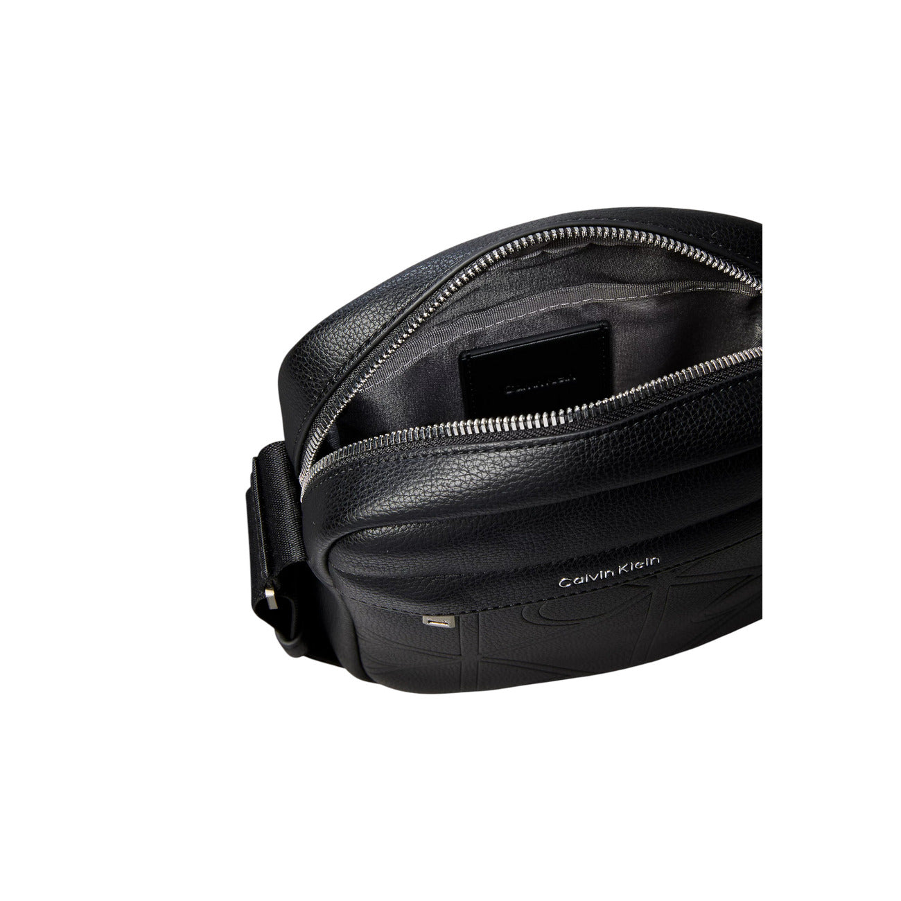 Borsa Tracolla Uomo Calvin Klein Reporter; Nero. 100% Poliuretano effetto pelle martellata con loghi incisi, chiusura zippata, tracolla regolabile. Dimensioni compatte (16x20 cm), stile minimal e moderno 4 stagioni. Vista aperta 