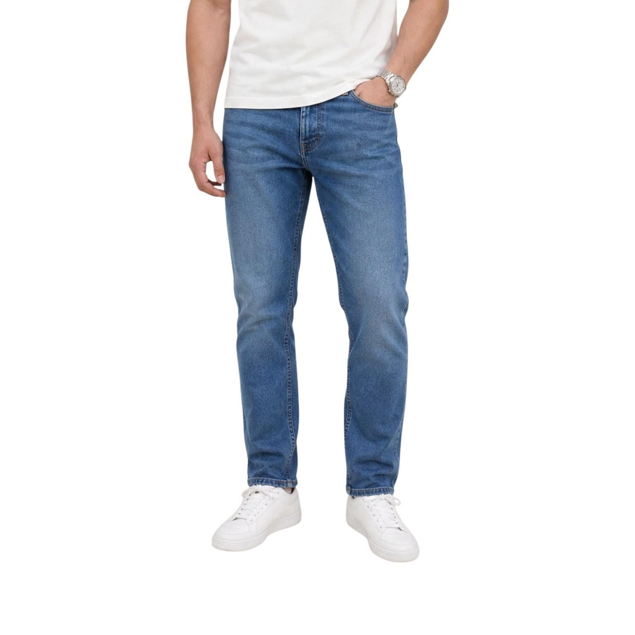 Jeans denim Uomo Tommy Hilfiger Austin Slim Tapered; Tessuto 100% cotone a cinque tasche con vita regular e chiusura a zip. Taglio affusolato con patch logo posteriore, stile casual per 4 stagioni. Vista frontale 