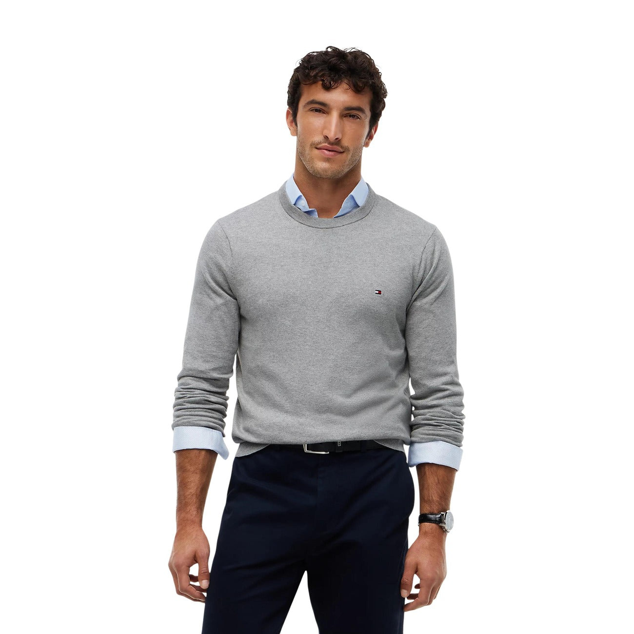 Maglione Tommy Hilfiger uomo MW0MW28046. Pullover a girocollo in misto cotone pima e cashmere, vestibilità regular con spalle scese, nastro a righe global nel colletto e logo bandiera ricamato, abbigliamento uomo autunno inverno. Grigio 