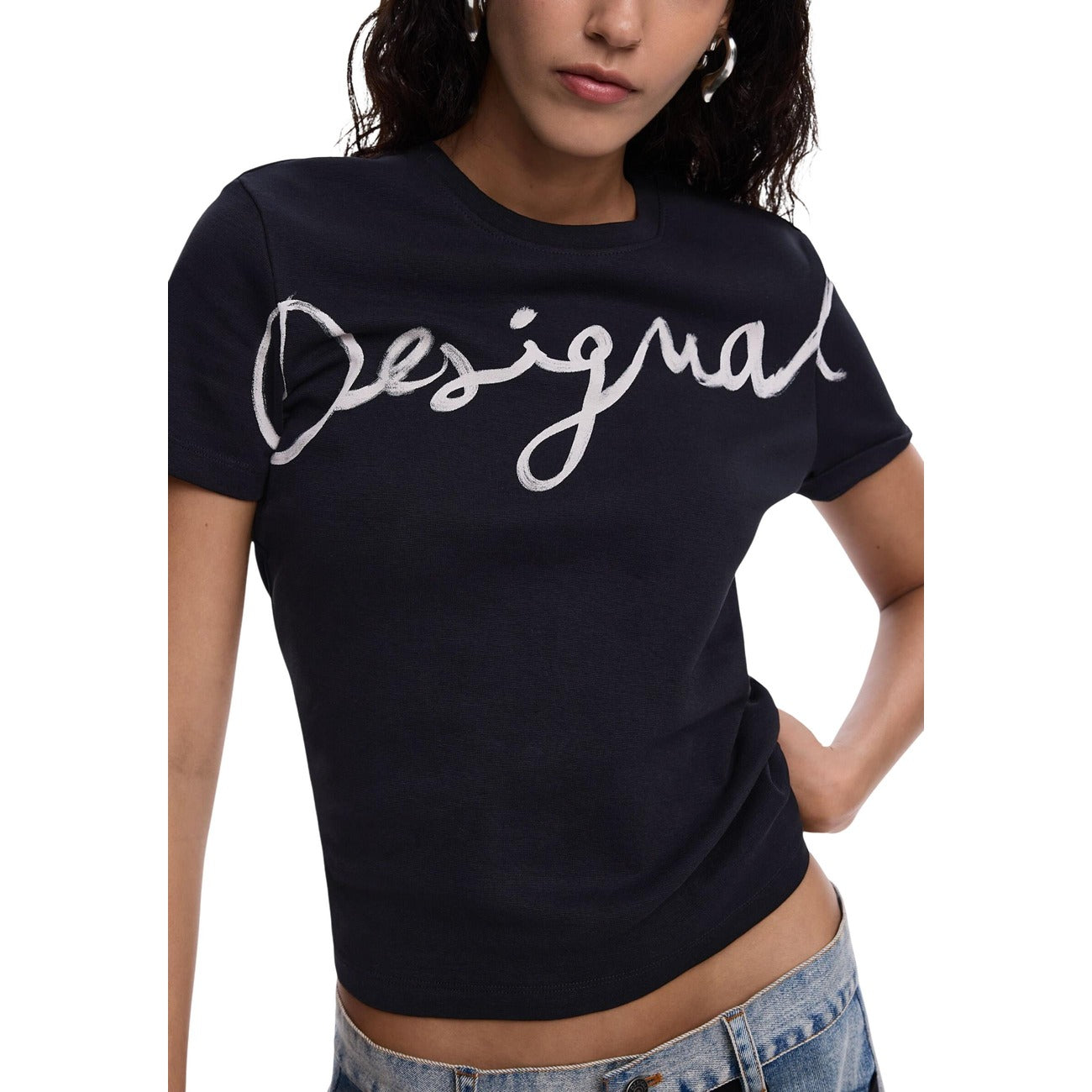 T-shirt Desigual donna nera con logo scritta maniche corte - vista frontale dettaglio indossata da modello
