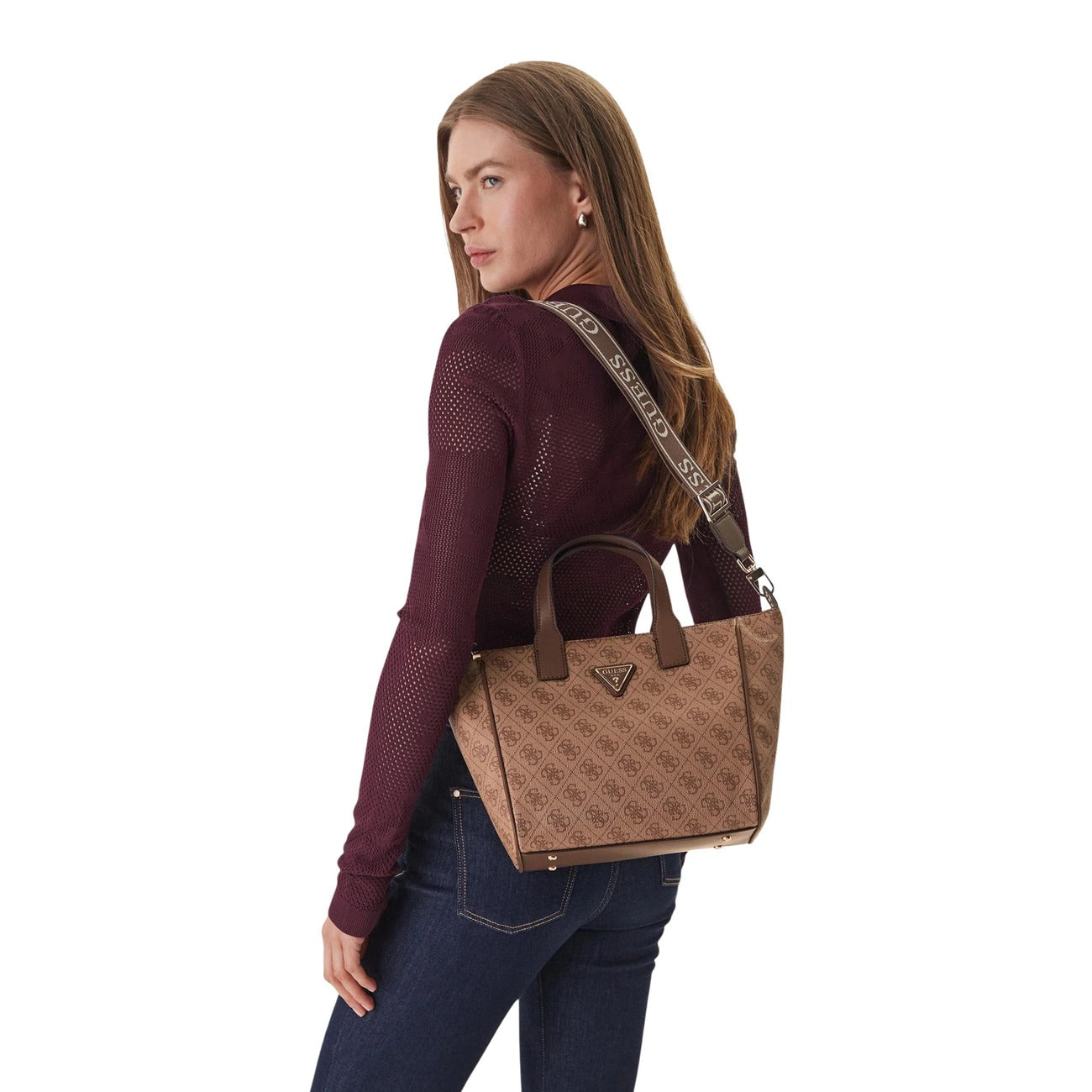 Borsa Tote Donna Beige Guess Follie; Struttura 100% poliuretano con motivo logo all-over e chiusura a zip. Doppi manici a mano e tracolla sportiva regolabile con scritta Guess, stile casual-elegante 4 stagioni. Indossata da modella 