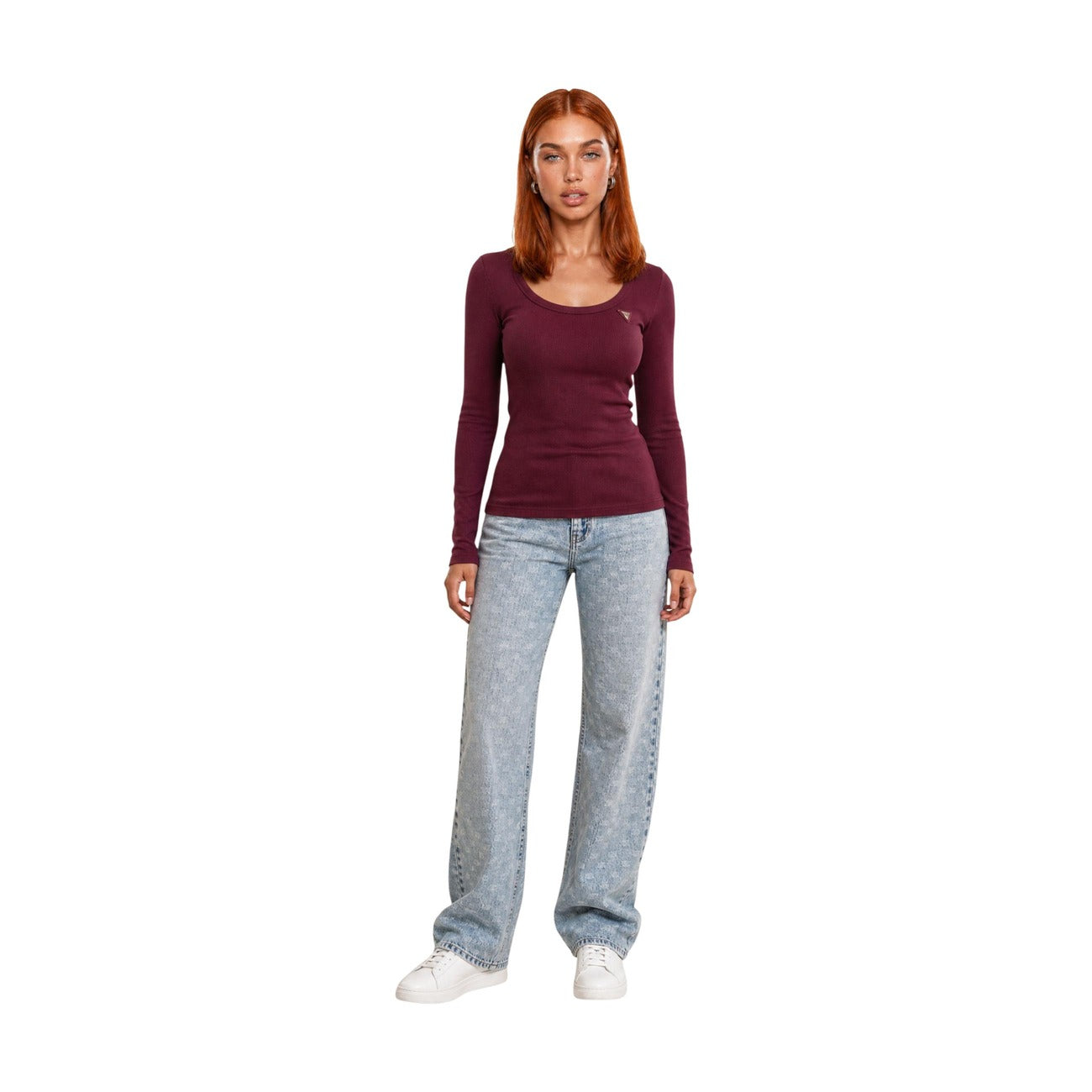 Maglia Guess bordeaux donna V4BP07 K8RT2. T-shirt maniche lunghe da donna bordeaux a costine in viscosa elasticizzata con scollo rotondo e triangolo logo metallico, maglietta aderente slim fit casual mezza stagione.