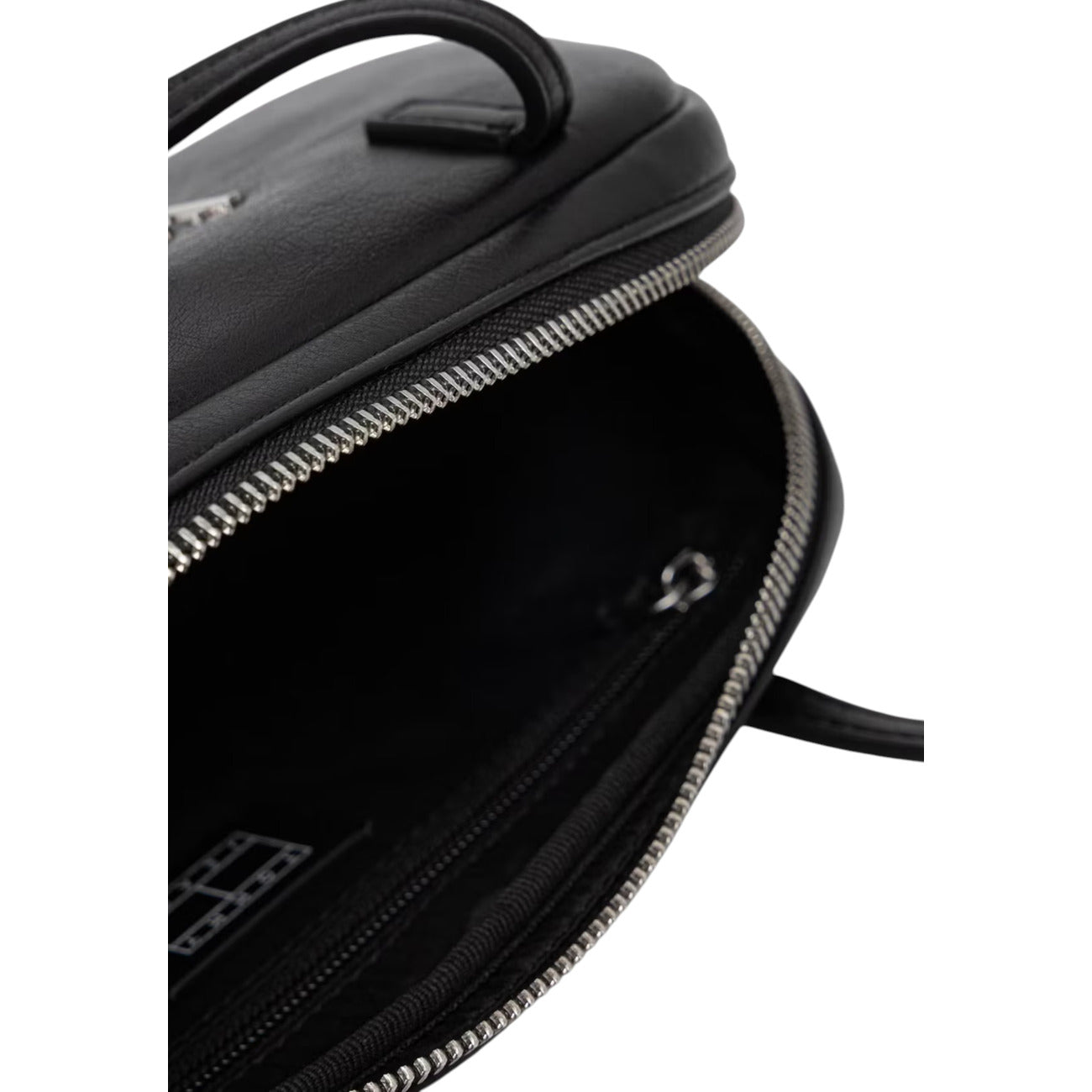 Borsa a Spalla Donna Tommy Hilfiger TJW Bold; Nero. 100% Poliuretano effetto pelle, chiusura zippata in metallo, doppio manico, logo ricamato e portachiavi. Silhouette compatta ed allungata (28x13 cm), stile urban 4 stagioni. Vista apertura 