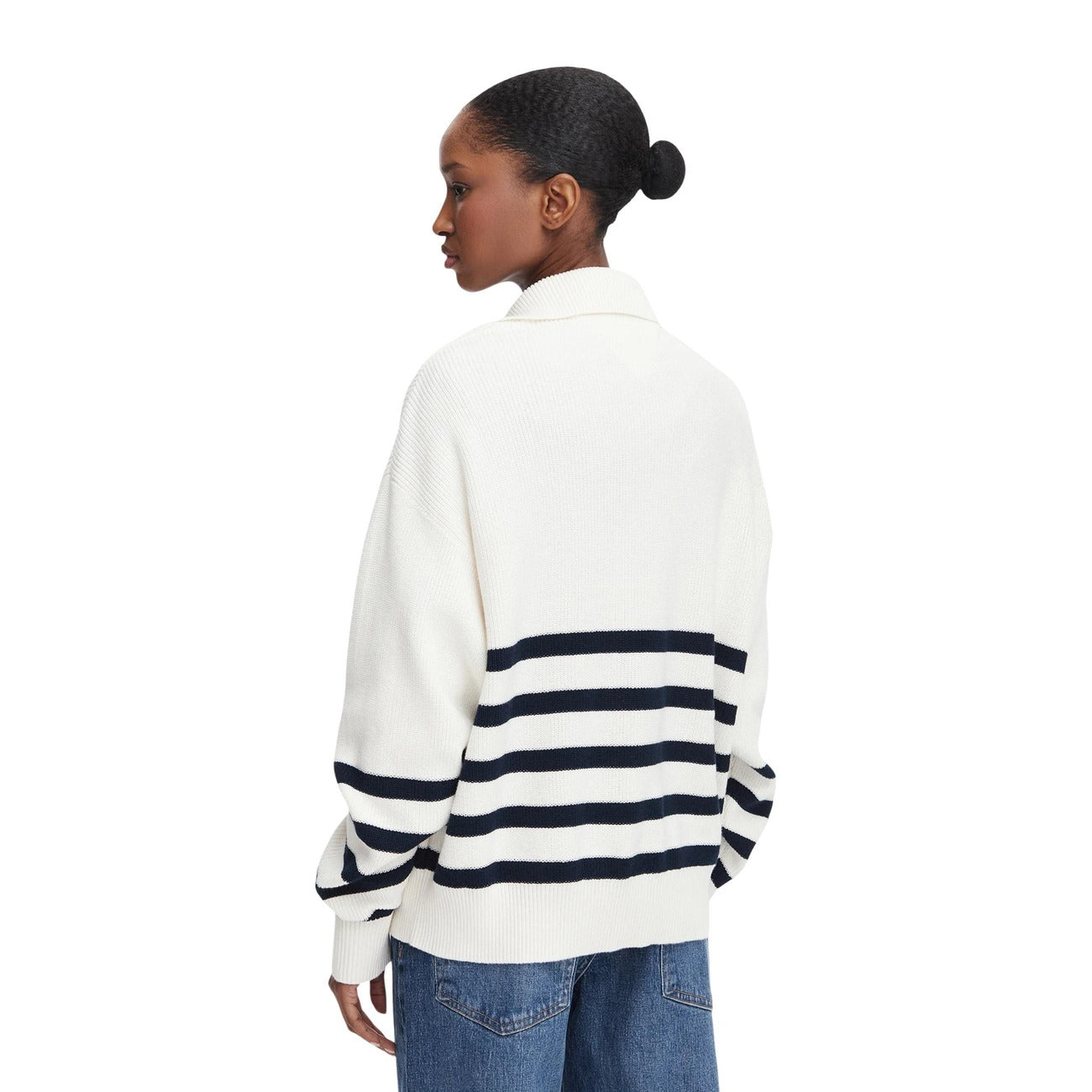 Maglia Tommy Jeans donna a righe bianche DW0DW22928. Pullover oversize colore Ancient White Stripe con mezza cerniera e collo alto in 100% cotone biologico, fantasia marinière e patch logo classico, abbigliamento donna autunno inverno.