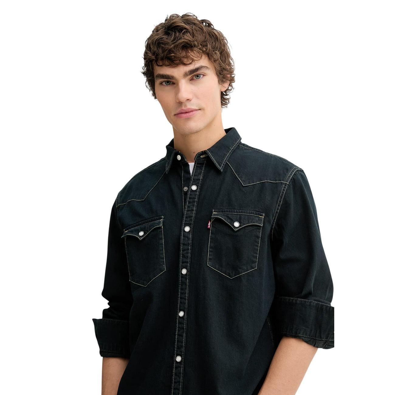 Camicia Uomo Nera Levi's Western; Modello a maniche lunghe in cento per cento cotone tinta unita. Chiusura con bottoni a pressione, tasche frontali con pattina e cuciture in contrasto, stile casual-heritage. Frontale 