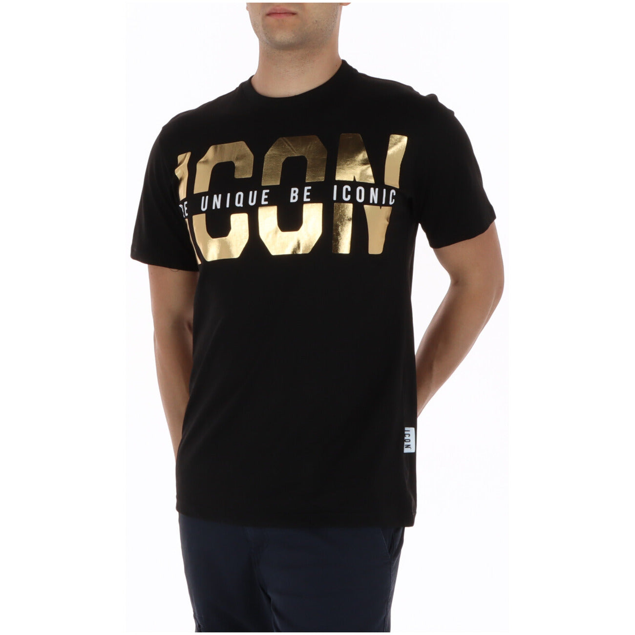T-shirt ICON IUT022; 100% cotone Made in IT. Maxi logo dorato, maniche corte, colore nero. Maglia maschile premium, traspirante e iconica PE26. 