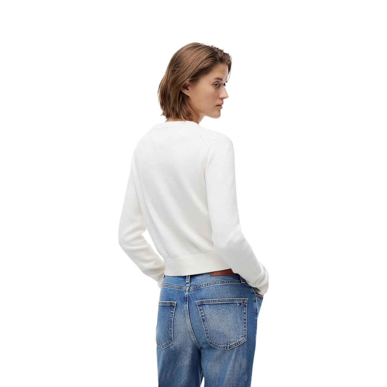 Felpa Donna Bianca Tommy Hilfiger Jeans; Maglia girocollo in cotone biologico con maxi logo a bandiera a intarsio sul davanti. Taglio regolare, maniche lunghe e bordi a coste. Stile casual iconico. Posteriore 