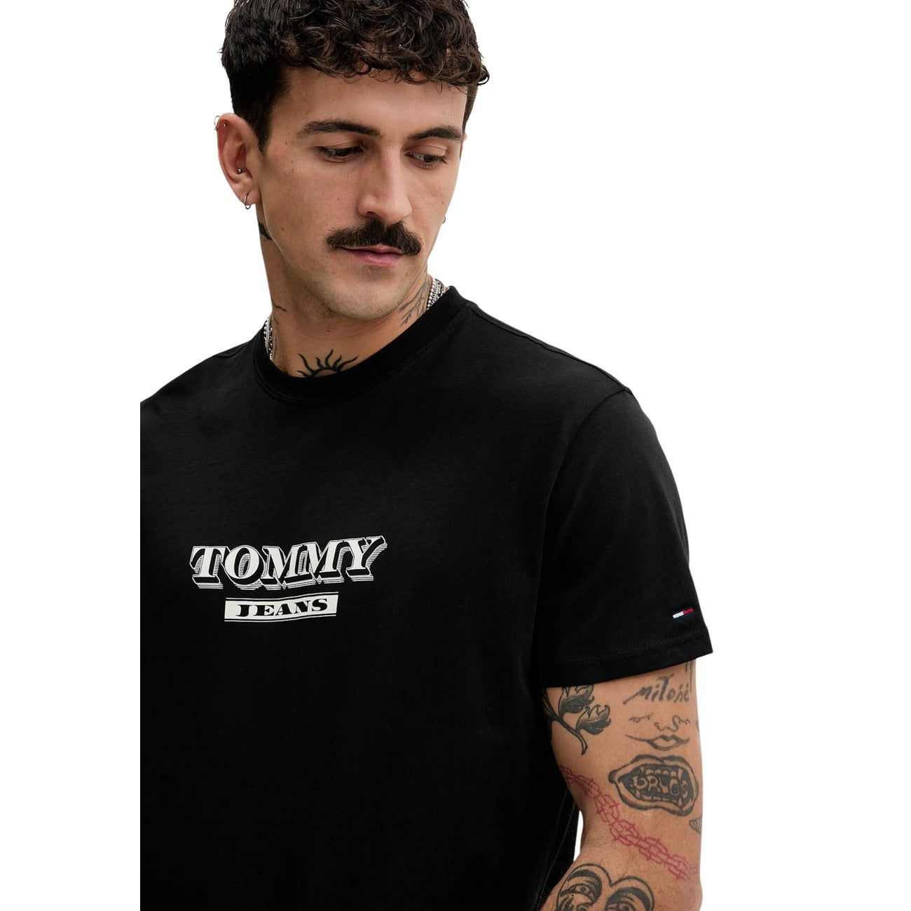 T-shirt Calvin Klein Jeans Nera NYC; 100% Cotone. Logo frontale stampato, maniche corte, vestibilità regular. Capo versatile 4 stagioni, stile casual-urbano autentico.