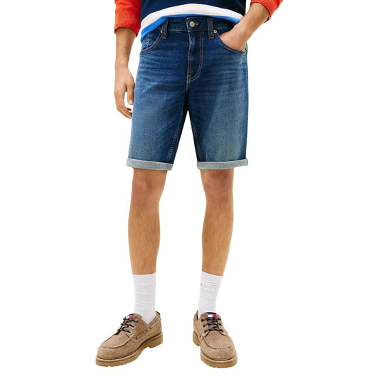 Shorts Tommy Jeans Ronnie Slim; 99% Cotone. Denim 13,12 oz, scoloriture fronte-retro, fit aderente. Pantaloncini uomo robusti, stretch e iconici per la PE26. Vista frontale 