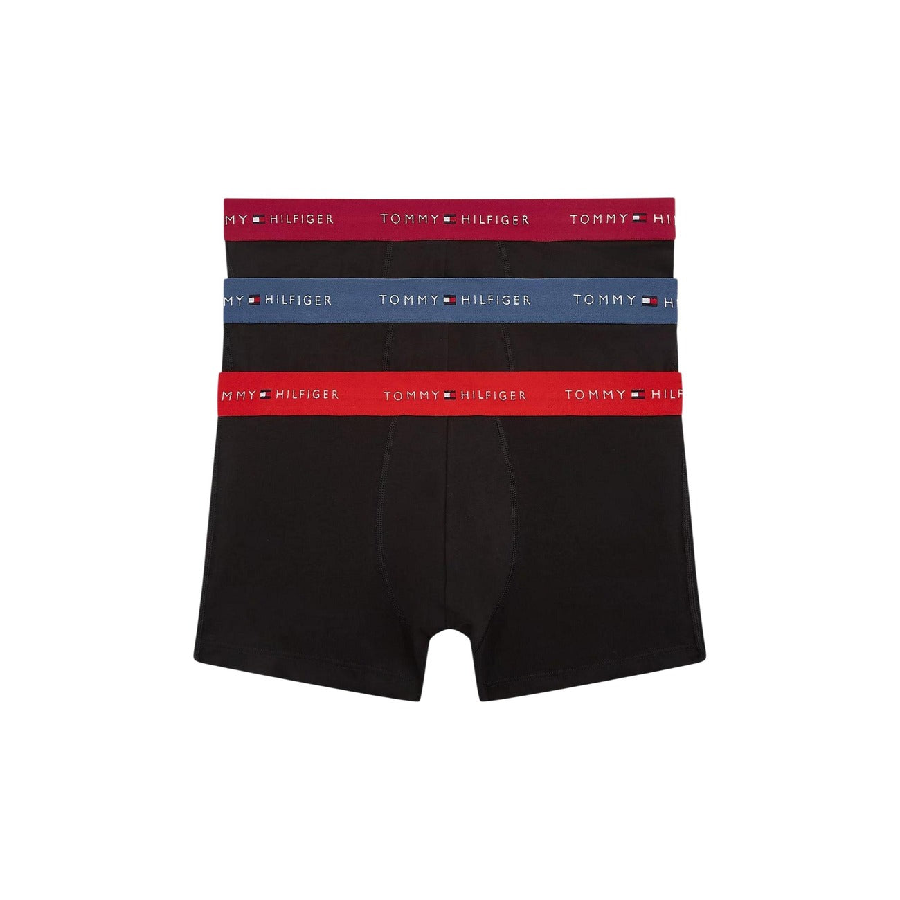 Pack 3 Boxer Trunk Tommy Hilfiger Signature; Nero. Cotone Organico Stretch, tecnologia antiumidità, elastico con logo ripetuto. Vestibilità aderente, supporto traspirante, qualità premium ecosostenibile. Fascia scritta rosso, bordeaux e blu 