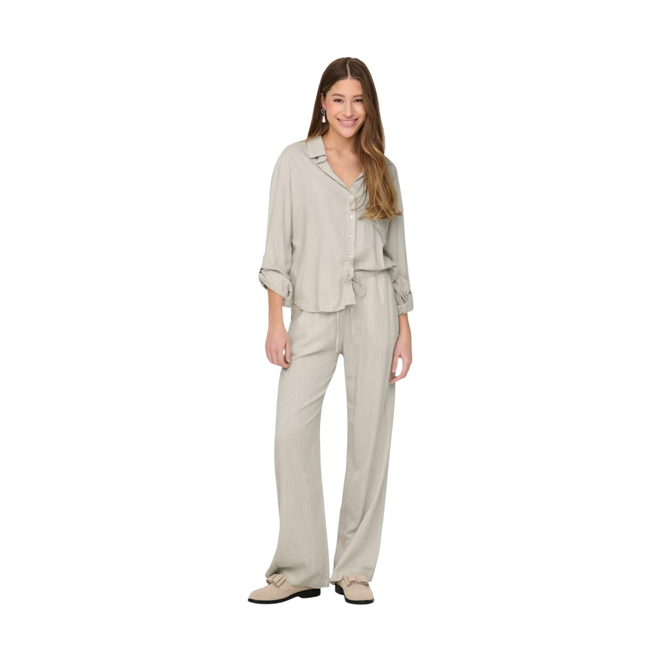 Camicia Grigia Donna in Lino e Viscosa JDY Jacqueline de Yong; Camicia fluida a maniche lunghe con taglio morbido relaxed. Scollo a V, colletto classico e stile casual-raffinato. Frontale intera 